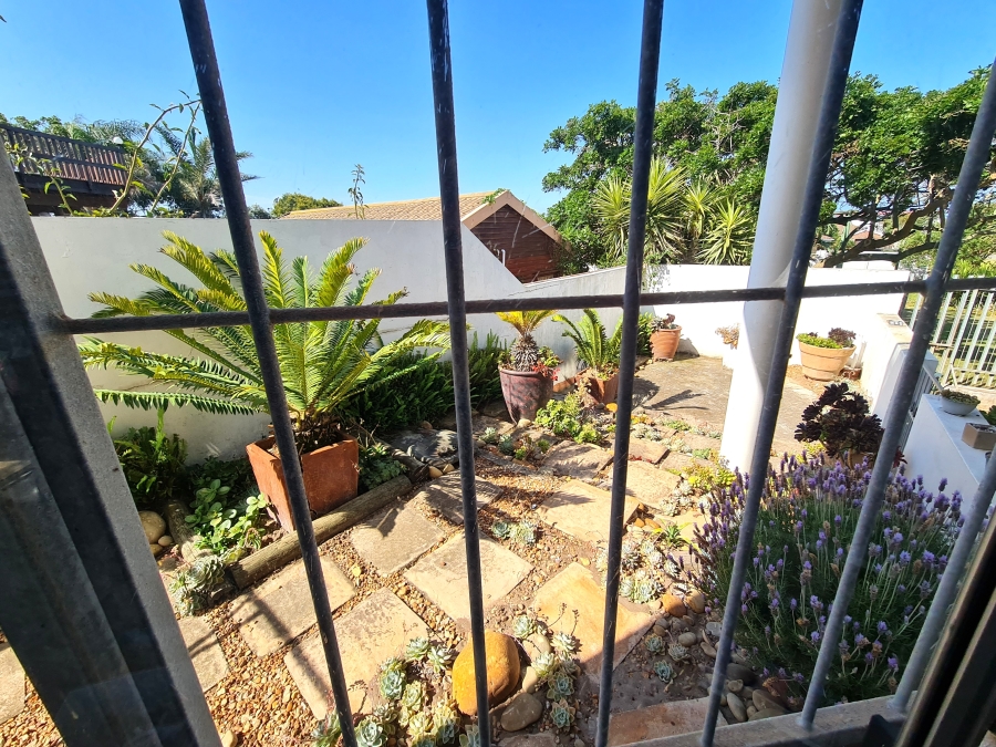 5 Bedroom Property for Sale in Wavecrest Eastern Cape